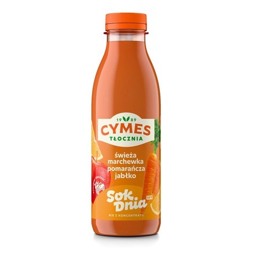 Butelka soku Cymes Tłocznia Sok Dnia, wyprodukowanego ze świeżej marchewki, pomarańczy i jabłka. Na etykiecie widoczne są grafiki tych składników. Produkt jest sokiem nie z koncentratu, co podkreśla jego naturalny charakter.
