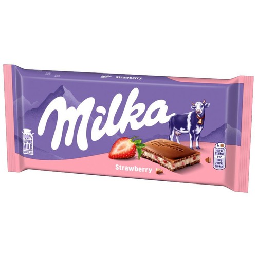 Opakowanie czekolady Milka Strawberry w fioletowo-różowych barwach. Na opakowaniu widnieje logo Milka, krowa, świeża truskawka oraz przekrój batona czekoladowego z białym nadzieniem i kawałkami truskawek.