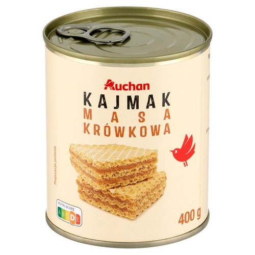 Produkt Auchan Kajmak Masa Krówkowa w metalowej puszce o wadze 400 g. Etykieta przedstawia nazwę produktu, logo Auchan i sugestię podania w postaci dwóch wafli z kajmakiem. Na etykiecie jest też czerwony ptak.