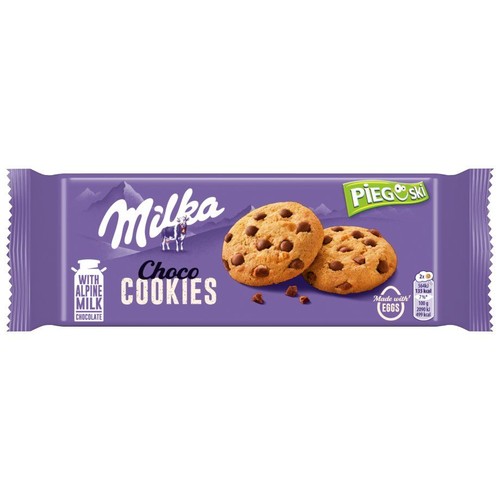 Fioletowa paczka ciastek Milka Choco Cookies. Na opakowaniu logo Milka i dwa ciastka z kawałkami czekolady.