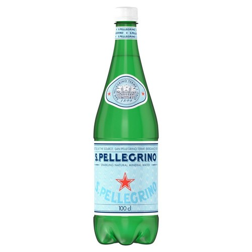 Zielona szklana butelka S.Pellegrino z białą zakrętką. Zawiera 1 litr gazowanej naturalnej wody mineralnej. Na etykietach widnieje nazwa marki, czerwona gwiazda oraz informacja o pochodzeniu z San Pellegrino Terme, Włochy.