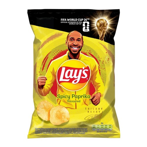 Opakowanie chipsów Lay's Spicy Paprika, 130g. Przedstawia rysunek Thierry'ego Henry'ego, piłkarza, oraz trofeum Mistrzostw Świata FIFA. W tle żółte i czerwone wzory. Widoczne są też dwa chipsy.