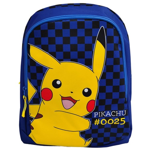 Niebieski plecak dziecięcy z grafiką Pikachu na czarno-niebieskiej szachownicy. Plecak ma 38 cm wysokości i 2 komory.