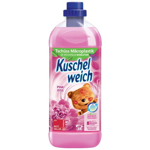 Różowy koncentrat do płukania Kuschel weich Pink Kiss. Butelka z misiem i kwiatami, bez mikroplastiku, na 38 prań.