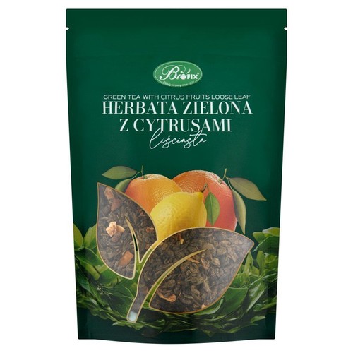 Opakowanie herbaty zielonej liściastej Biofix z cytrusami. Widoczne suszone liście herbaty i kawałki owoców.