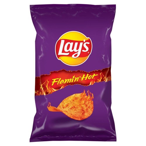 Chipsy Lay's Flamin' Hot w fioletowym opakowaniu. Widoczny płonący chips i napis "Flamin' Hot".