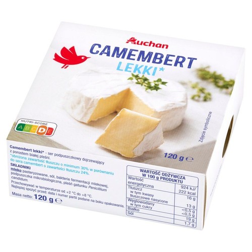 Opakowanie sera Auchan Camembert Lekki, 120 g. Na froncie grafika sera pleśniowego z białym nalotem, z którego odcięto kawałek. Obok sera widoczne są zielone zioła. Produkt to ser podpuszczkowy dojrzewający z porostem białej pleśni.