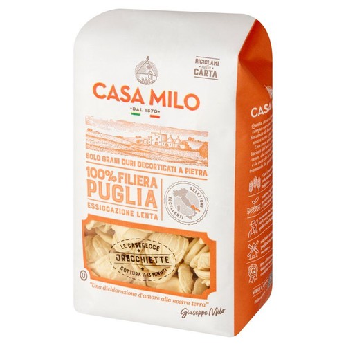 Opakowanie makaronu Orecchiette Casa Milo 500g, z białym tłem i pomarańczowymi bokami. Na froncie grafika krajobrazu, logo Casa Milo i okienko z makaronem. Tekst podkreśla "100% Filiera Puglia" i "Solo Grani Duri".