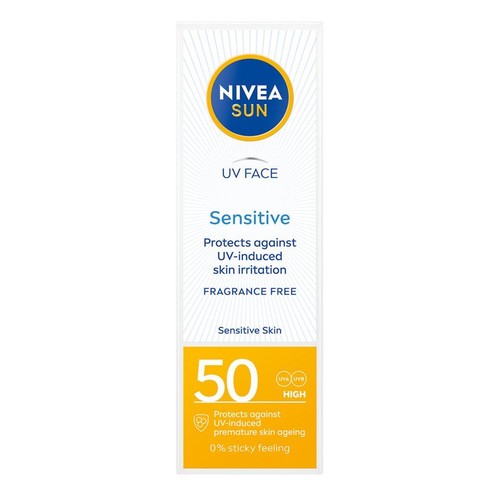 Kartonowe opakowanie kremu do twarzy NIVEA SUN Sensitive SPF50, 50 ml. Biały kartonik z logo NIVEA i informacją o wysokiej ochronie UV.