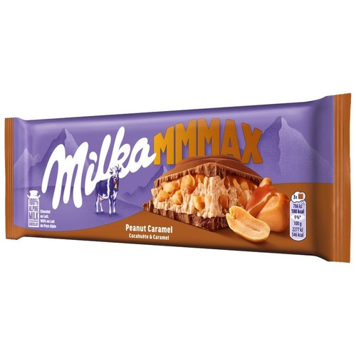 Produkt Milka MMMax Peanut Caramel w charakterystycznym fioletowym opakowaniu. Na etykiecie widnieje logo Milka, krowa i góry. Centralnie umieszczony jest przekrojony baton, ukazujący warstwy czekolady, orzeszków ziemnych i karmelu.