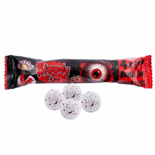 Produkt "Krwawe Oko" w podłużnym, czarno-czerwonym opakowaniu z motywem oka. Opakowanie informuje o 4 gumach do żucia wypełnionych płynem. Poniżej opakowania widoczne są cztery białe, okrągłe gumy z nieregularnymi czerwonymi kropkami.