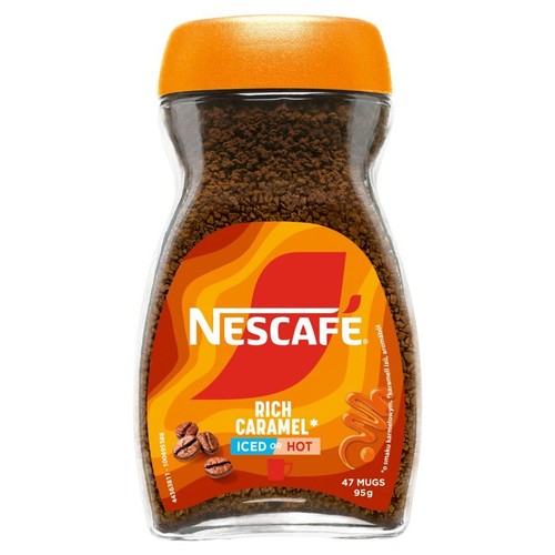 Produkt Nescafé Rich Caramel, kawa rozpuszczalna w szklanym słoiku z pomarańczową zakrętką. Na etykiecie grafika z ziarnami kawy i karmelowym sosem. Waga netto 95g. Kawa o smaku karmelowym, do picia na zimno lub gorąco.