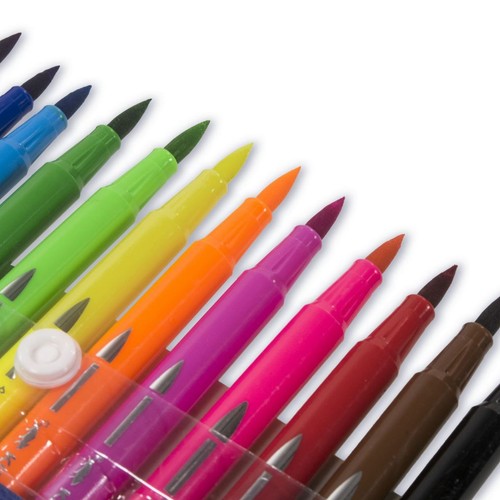 Zestaw pisaków pędzelkowych ułożonych ukośnie w przezroczystym plastikowym opakowaniu. Widoczne są końcówki w kształcie pędzla w wielu żywych kolorach, takich jak niebieski, zielony, żółty, pomarańczowy, fioletowy, różowy, czerwony, brązowy i czarny.