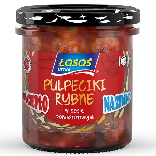 Przezroczysty słoik z pulpecikami rybnymi w sosie pomidorowym marki Łosoś Ustka. Na czerwonej etykiecie widnieje nazwa produktu oraz sugestie podania: "Na ciepło" i "Na zimno". Czarna pokrywka ozdobiona jest białymi grafikami ryb.