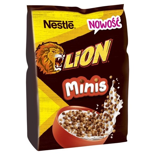 Produkt: płatki śniadaniowe Nestle Lion Minis. Opakowanie w kolorach brązowym i żółtym. Na etykiecie widoczny jest ryczący lew, nazwa produktu "LION Minis" oraz miska z mlekiem i małymi, chrupiącymi płatkami. Oznaczenie "Nowość".