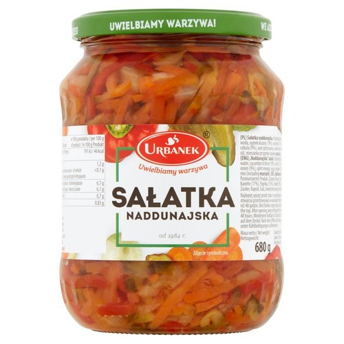 Sałatka Naddunajska Urbanek w przezroczystym słoiku o wadze 680 g. Produkt zawiera mieszankę warzyw, w tym wyraźne kawałki marchewki i papryki. Na etykiecie widnieje nazwa produktu i informacja "od 1984 r.".