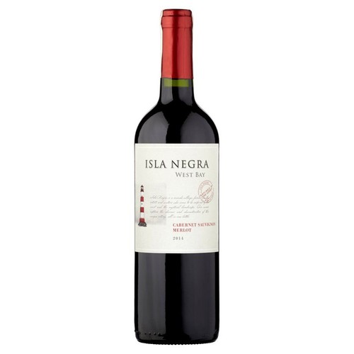 Wino Isla Negra West Bay Cabernet Sauvignon Merlot z 2014 roku w ciemnej butelce. Etykieta zawiera nazwę produktu, rocznik, opis wina i grafikę latarni morskiej. Szyjka butelki jest zakryta czerwoną folią.