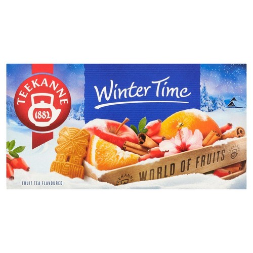Kartonik herbaty owocowej Teekanne Czas Zimowy. Na grafice jabłko, pomarańcze, cynamon i piernik na śniegu.