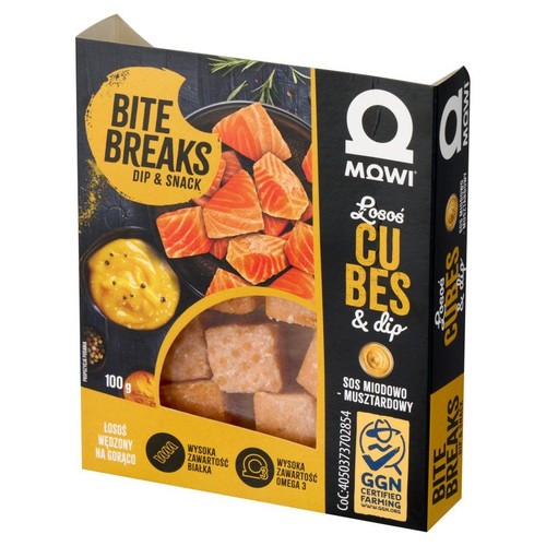 Produkt MOWI Łosoś Cubes & Dip, 100 g. Opakowanie z grafiką pomarańczowych kostek łososia i żółtego sosu. Widoczne są rzeczywiste kostki łososia przez okienko. Produkt jest wędzony na gorąco, bogaty w białko i Omega 3.