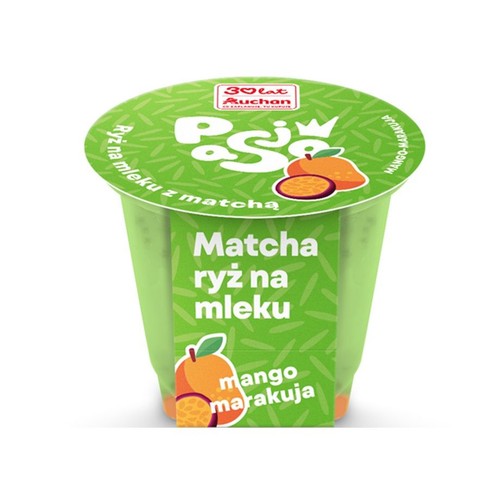 Kubek ryżu na mleku Auchan, smak matcha, mango i marakuja, z grafiką owoców.