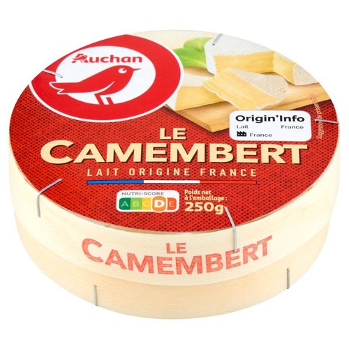 Ser Camembert marki Auchan, 250g. Okrągłe opakowanie z czerwoną etykietą i grafiką sera. Mleko z Francji.