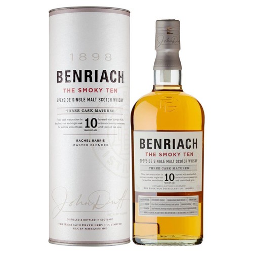 Butelka 10-letniej whisky Benriach The Smoky Ten, single malt ze Speyside, dojrzewającej w trzech beczkach. Obok stoi cylindryczne opakowanie z logo Benriach i informacjami o produkcie, w tym o Master Blender Rachel Barrie.