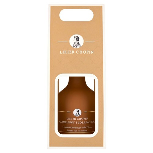 Butelka likieru Chopin Karmelowy z Solą Morską, umieszczona w eleganckim, beżowym kartoniku z uchwytem. Widoczna etykieta z nazwą produktu i informacją o oryginalnej kompozycji wódki Chopin, karmelu i soli morskiej.