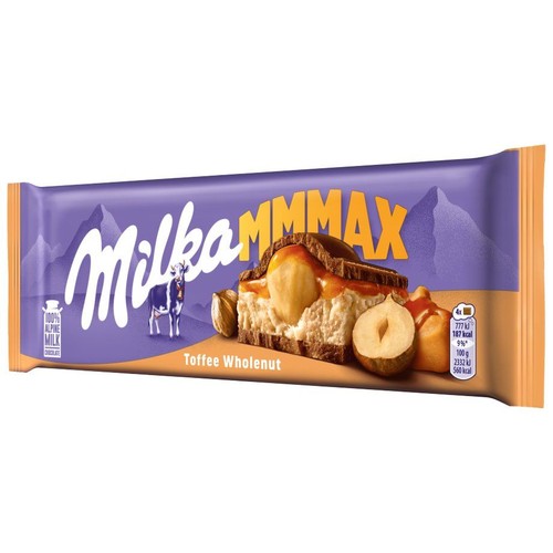 Fioletowo-pomarańczowe opakowanie czekolady Milka MMMAX Toffee Wholenut. Na opakowaniu logo Milka, krowa alpejska i grafika przedstawiająca przekrój batonika z warstwami czekolady, kremu, karmelu i całych orzechów laskowych.