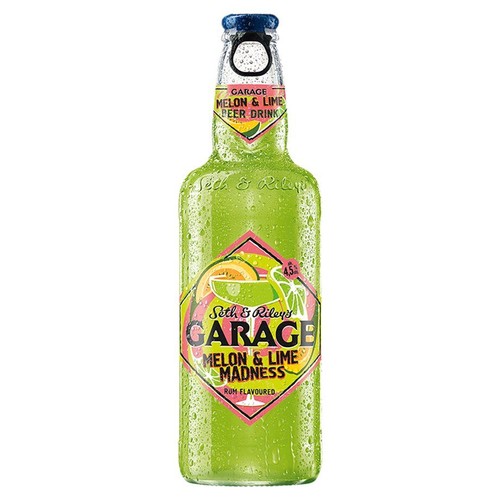 Butelka napoju Garage Melon & Lime Madness o smaku melona i limonki, z nutą rumu. Na etykiecie widnieje nazwa produktu i grafika owoców. Zawartość alkoholu wynosi 4.5%. Butelka jest pokryta drobnymi kroplami wody.