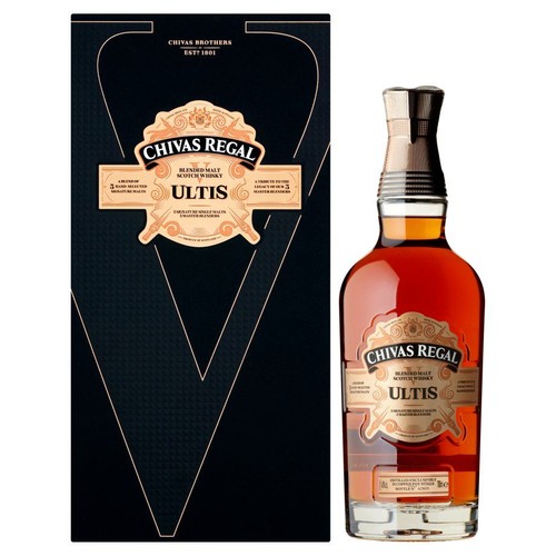 Chivas Regal Ultis, whisky typu Blended Malt Scotch, w szklanej butelce 700 ml z metalową zakrętką. Produkt jest prezentowany obok pasującego czarnego kartonu z ozdobnym, złotym wzorem i nazwą marki.