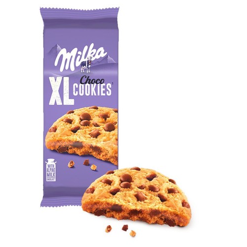 Opakowanie Milka XL Choco Cookies z alpejską czekoladą mleczną. Obok ciastko z kawałkami czekolady.