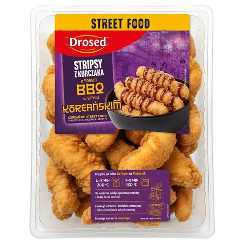 Drosed Stripsy z kurczaka z sosem BBQ w stylu koreańskim w przezroczystym opakowaniu. Złociste, panierowane kawałki kurczaka.