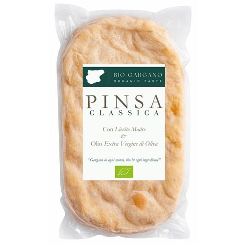 Pinsa Classica Bio Gargano, organiczny płaski chleb z zakwasem i oliwą z oliwek extra vergine. Produkt w przezroczystym opakowaniu foliowym, z białą etykietą. Widoczny zielony certyfikat organiczny.