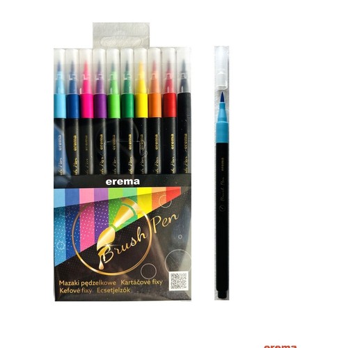 Zestaw 10 mazaków pędzelkowych Erema Brush Pen w różnych kolorach, w przezroczystym opakowaniu. Obok leży jeden niebieski mazak.