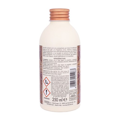 Biała butelka 250 ml skoncentrowanego perfumu do tkanin. Miedziana nakrętka i brązowa etykieta z wzorem.