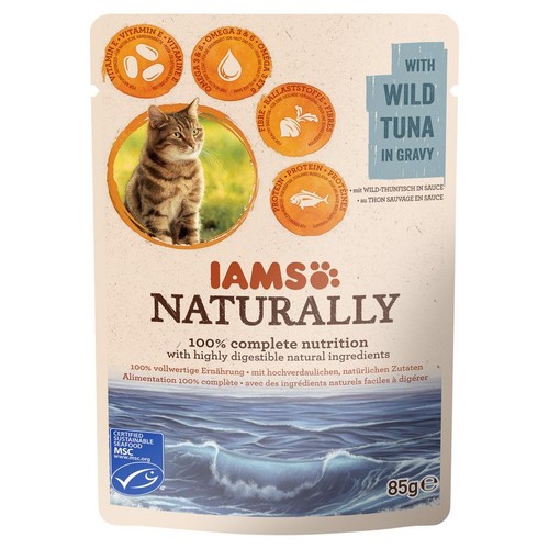 Saszetka karmy IAMS Naturally z tuńczykiem w sosie. Widoczny kot, ikony składników odżywczych i logo zrównoważonego rybołówstwa. 85g.