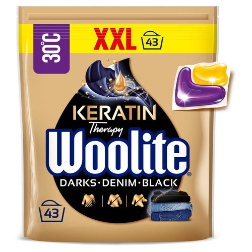 Opakowanie Woolite Keratin Therapy XXL, płyn do prania ciemnych ubrań, jeansu i czarnych tkanin. Zawiera 43 kapsułki.