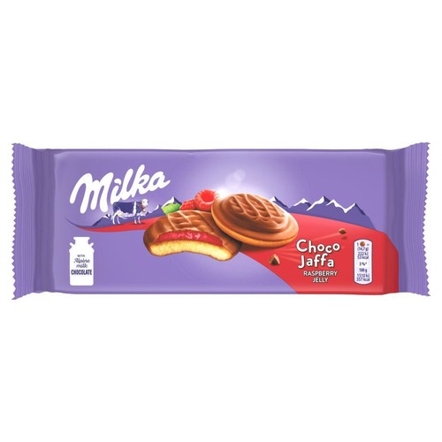 Fioletowe opakowanie Milka Choco Jaffa z grafiką biszkoptów z galaretką malinową i czekoladą mleczną.