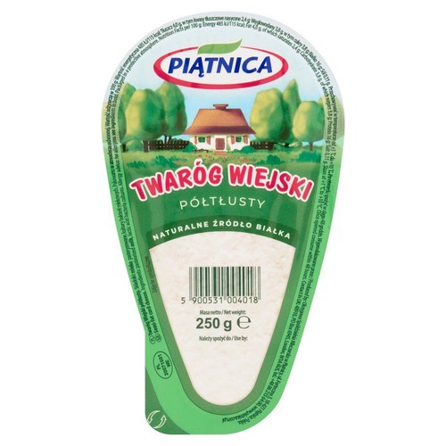 Opakowanie twarogu półtłustego Piątnica, 250 g. Na etykiecie wiejski krajobraz z domkiem.