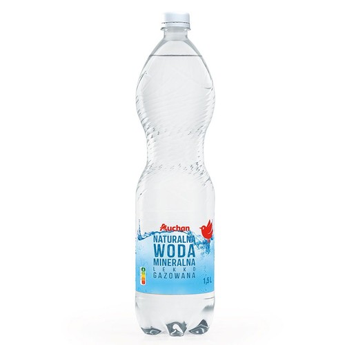 Pionowa, przezroczysta butelka wody mineralnej Auchan, lekko gazowanej, o pojemności 1,5 litra. Ma białą zakrętkę i etykietę z logo Auchan (czerwony ptak) oraz napisem "Naturalna Woda Mineralna Lekko Gazowana".