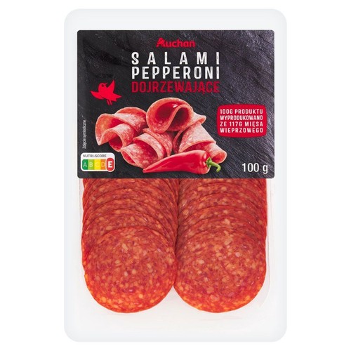 Opakowanie salami pepperoni dojrzewającego Auchan, 100g. Widoczne ułożone plastry produktu.
