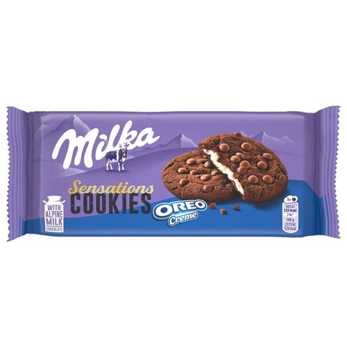 Fioletowe opakowanie ciastek Milka Sensacje Cookies Oreo Krem. Na opakowaniu dwa ciastka z kawałkami czekolady, jedno przełamane z kremem.