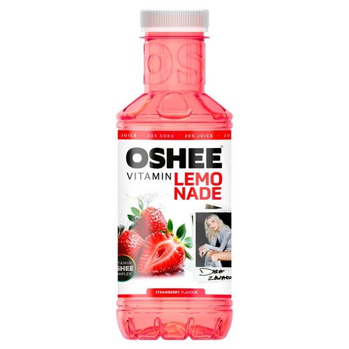 Różowa, przezroczysta butelka OSHEE Vitamin Lemonade o smaku truskawkowym z białą zakrętką. Na etykiecie widnieje nazwa produktu, grafika świeżych truskawek oraz informacja o 20% soku i kompleksie witamin.