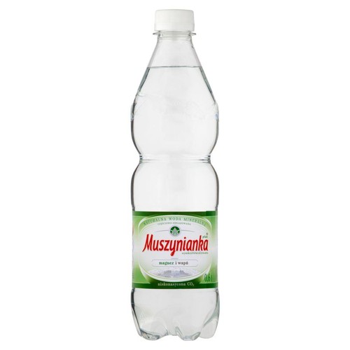 Przezroczysta plastikowa butelka wody mineralnej Muszynianka o pojemności 0.6 litra. Na zielono-białej etykiecie widnieje nazwa produktu, informacja o wysokiej mineralizacji, zawartości magnezu i wapnia oraz niskim nasyceniu CO2.