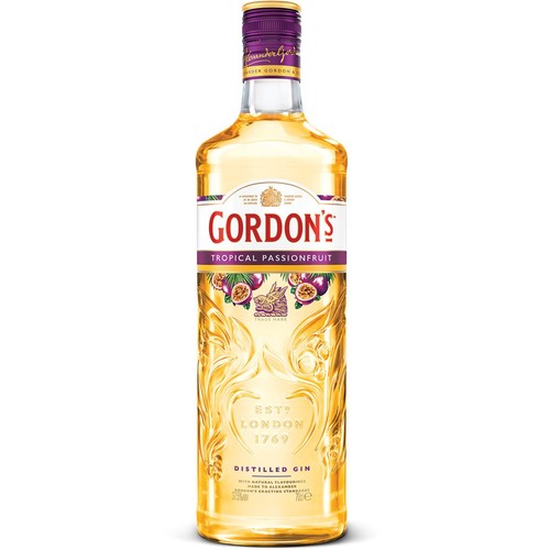 Gin destylowany Gordon's Tropikalna Marakuja w przezroczystej butelce z wytłoczonymi motywami. Etykieta zawiera nazwę "Gordon's", "Tropikalna Marakuja" oraz ilustracje marakui. Produkt z Londynu, założony w 1769 roku. 700 ml, 37,5% obj.