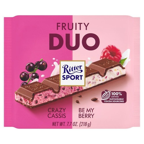 Czekolada Ritter Sport Fruity Duo w opakowaniu 218g. Przekrojona tabliczka ukazuje różowe nadzienie porzeczkowe i kremowe nadzienie jagodowe. Na opakowaniu grafika czarnych porzeczek i maliny. Certyfikowane kakao.