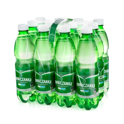 Zgrzewka 12 zielonych, plastikowych butelek naturalnej wody mineralnej Piwniczanka, każda o pojemności 0,5 litra. Butelki mają białe zakrętki i zielone etykiety z białym napisem "Piwniczanka" oraz logo. Całość owinięta jest przezroczystą folią.