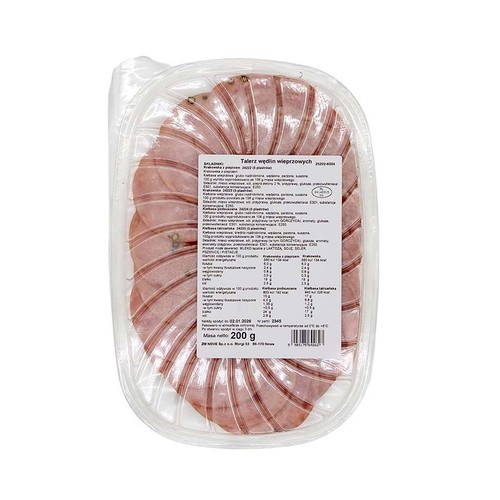 Talerz wędlin wieprzowych o masie netto 200 g. Cienko krojone, różowe plastry mięsa wieprzowego ułożone w okrągłej, przezroczystej plastikowej tacce. Widoczne drobne przyprawy na powierzchni wędlin.