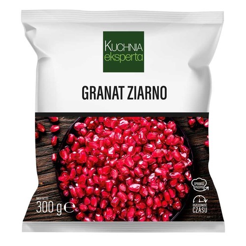 Biała torebka Kuchnia eksperta z ziarnami granatu, 300g. Na opakowaniu zdjęcie czerwonych ziaren w czarnej misce.