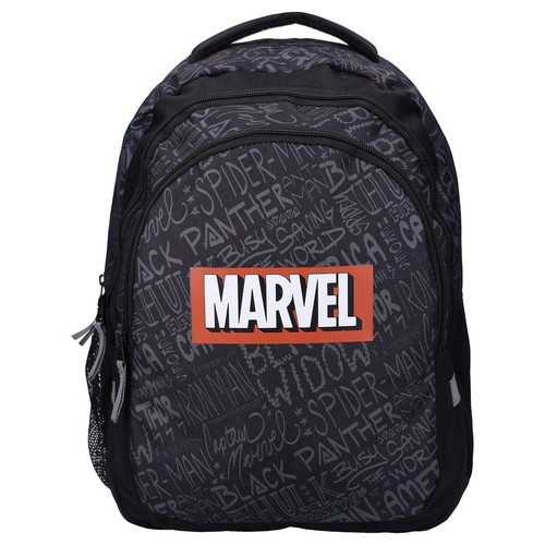 Plecak Marvel w kolorze czarnym, z białym logo na czerwonym tle. Na plecaku widnieją szare napisy z nazwami superbohaterów.